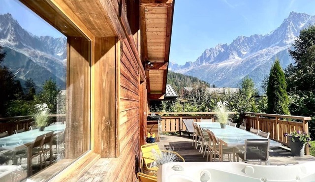 Chalet with hottub, in front of Mont Blanc.