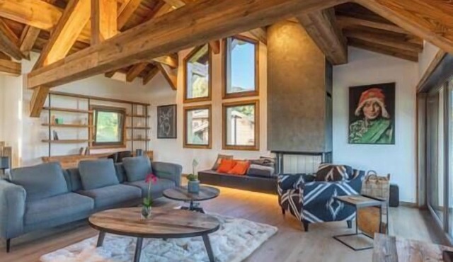 Chalet with Wonderful views, Swimming Pool with wave machine, Hot Tub, Log Fire