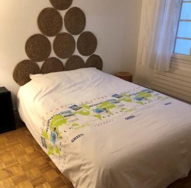 Chambre au calme dans résidence avec terrain de tennis