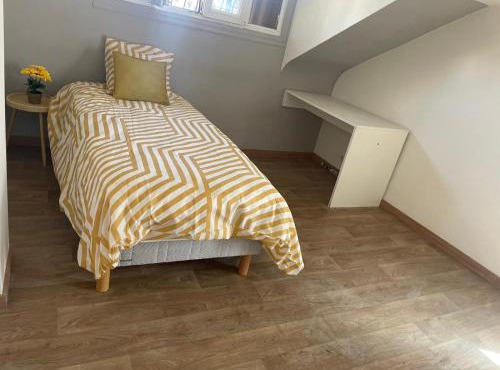 Chambre avec balcon dans charmante maison prêt d' aéroport d'Orly et proche paris