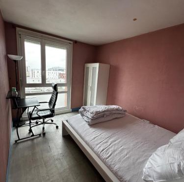 Chambre avec lit king-size dans un appartement partagé à 5 min du métro 7 à Paris Orly