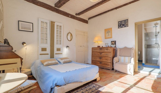 Chambre Bleu Guest Room with Shared Garden and Wi-Fi