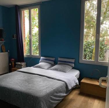 Chambre chez l'habitant dans grande maison Arborée