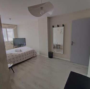Chambre cosy , garage sécurisé pour deux-roues