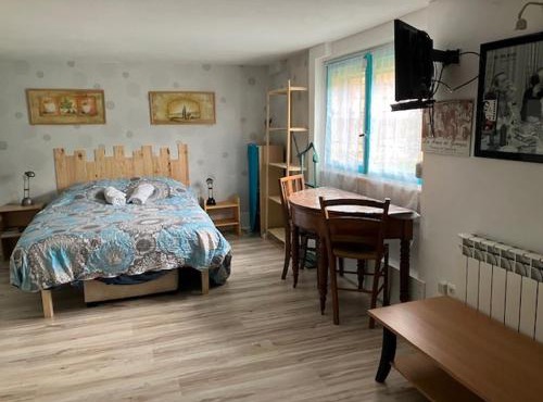 Chambre et sanitaires privés avec abri pour velos