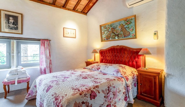 Chambre « Fleur » avec piscine partagée, jardin et petit-déjeuner au restaurant — Collias, Gard