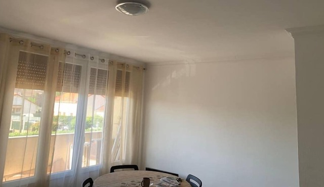 Chambre spacieuse et lumineuse est parfaite pour des vacances en famille