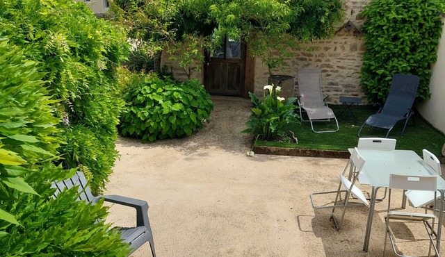 Character house with terrace 15 minutes from Beaune