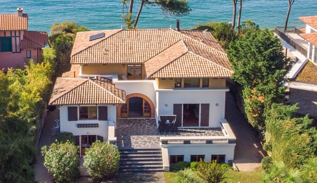 Charm and authenticity for this exceptional villa - Private access to the Bassin