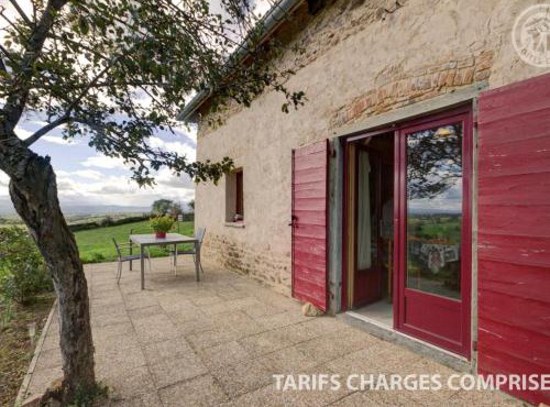 Charmant gîte avec vue sur les monts du Forez, terrain privatif, proche chateau et bourg pittoresque ! - FR-1-496-173