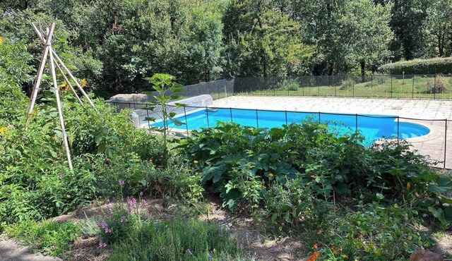 Charming countryside cottage - pool - capacity for 8 people.