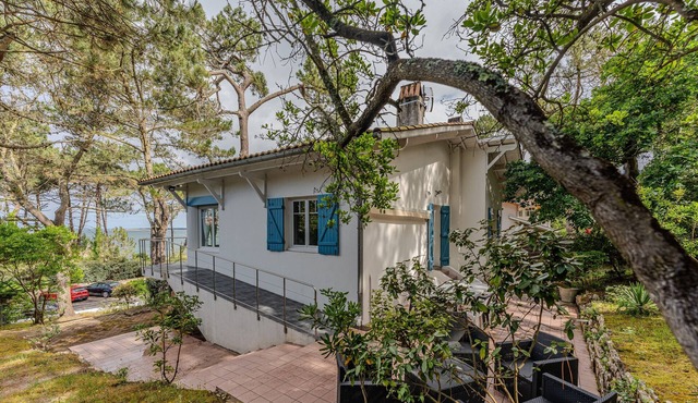 Charming Hilltop Villa with Stunning Views, Steps from Pyla Beaches