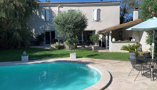 Charming house in the Chateauvert district in the center of town + swimming pool
