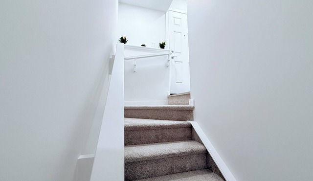 Charming Modern 2-bedroom suite in SW Calgary in Calgary