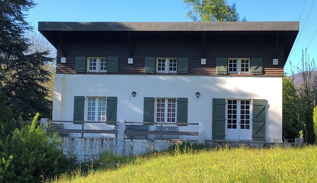 CHARMING PYRENEES MOUNTAINS CHALET.