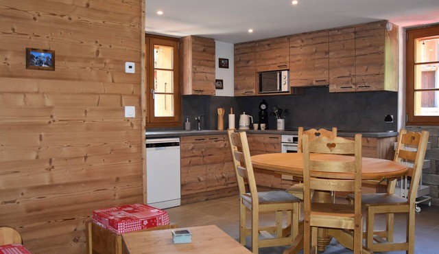 Charming renovated barn, quiet area, sleeps 4, south-facing balcony in Pralognan-la-Vanoise