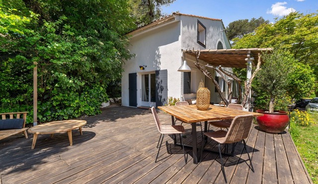 Charming renovated house with swimming pool in a quiet and accessible location