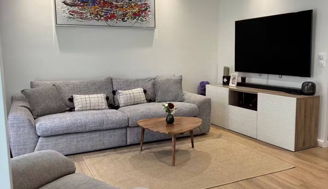 Charming renovated apartment with terrace and parking, 10 minutes from Orly