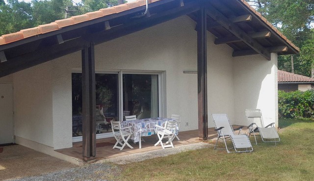 Charming Seaside House: Quiet Area, Garden, 6 Guests, 900m to Beach, Wifi, Parking