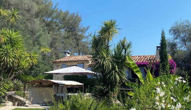Charming sheepfold and outbuildings/pool 2 steps from the sea. Pets allowed