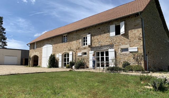 Charming stone house in the Charollais Brionnais region with breathtaking views.