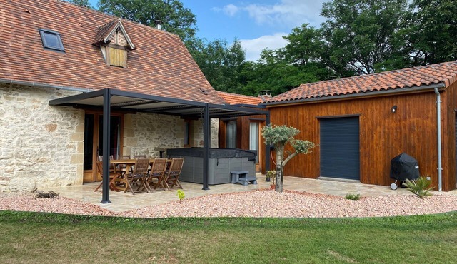 Charming Stone Cottage with Jacuzzi near Rocamadour and Padirac Chasm