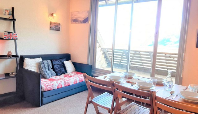 Charming Studio with Cabin, Sleeps 6 - Ski-In/Ski-Out, Fully Equipped, Ski Locker, and Elevator