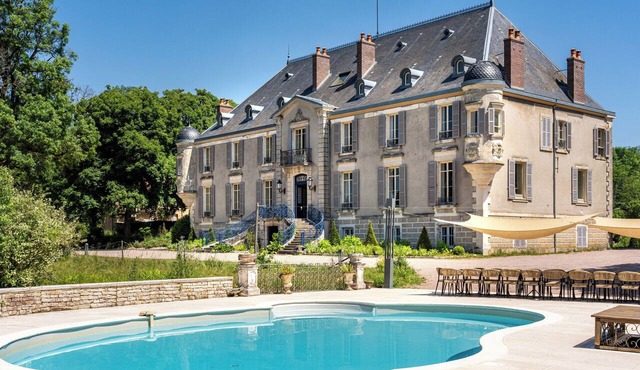 Château de Veullerot, with its ponds in the heart of Burgundy