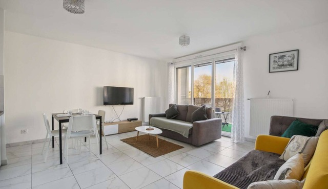 Chic apart with balcony near Paris