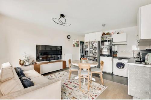 Chic Appartement Sacré Cœur of Paris with Parking