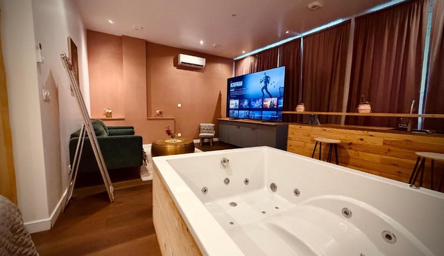 Colline, La suite jacuzzi cinéma privé