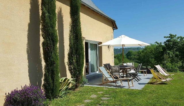 Comfortable Castagnet vacation rental with a garden surrounded by vineyards, nestled in the heart of nature