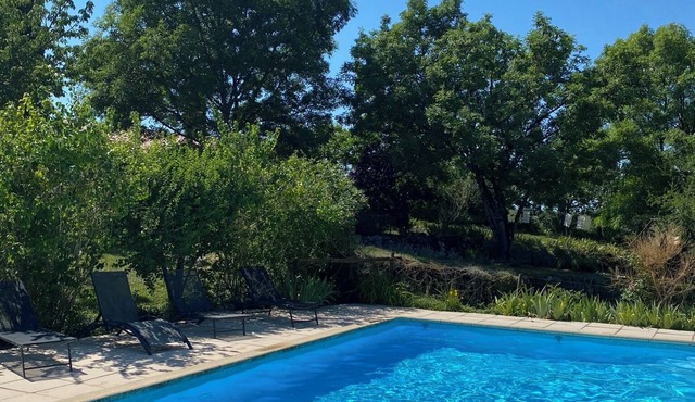 Comfortable house in the heart of the Quercy region, with swimming pool, pets welcome.