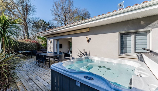 Comfortable Villa with Jacuzzi Between Lake and Ocean