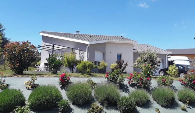 Contemporary house in quiet country setting, residential.