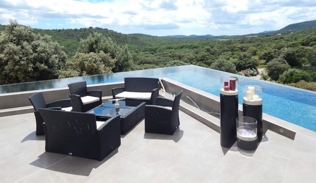 Contemporary villa with panoramic view of the Pic Saint Loup