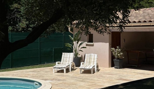 Convivial stay with swimming pool