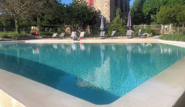 Corps de Ferme Rénovée en une Maison de Campagne et Gîtes Avec Piscine