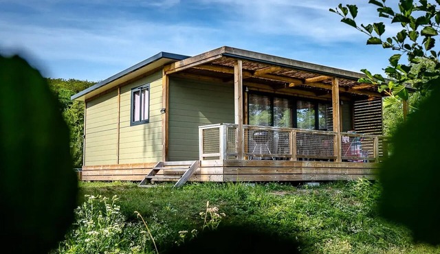 Cottage - 2 Bedrooms on the Water's Edge, Sleeps 5