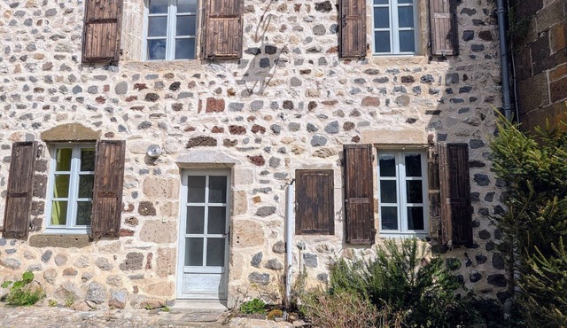 Cottage for 4 with courtyard, Loire view