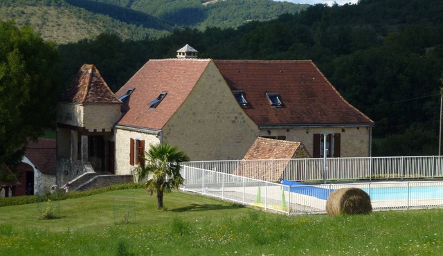 Cottage for 10-14 people at the gates of Périgord Noir, with pool, calm