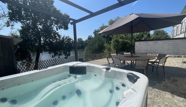 Cottage with private SPA, air conditioning, and Loire views