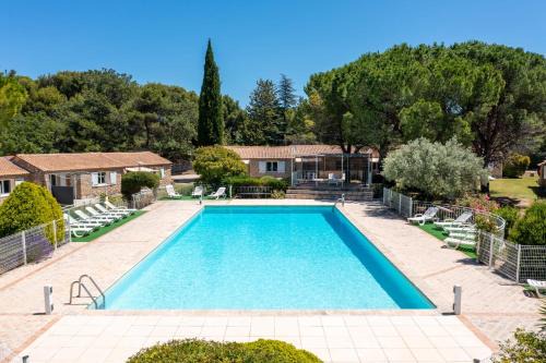 Cottage with pool in Provence N2