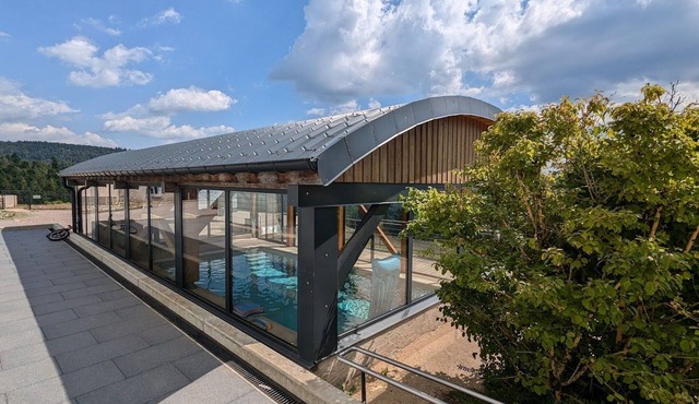 Cottage with heated pool, spa and valley view