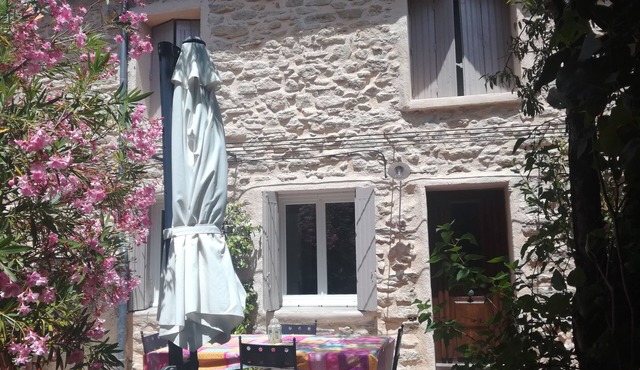 Cottage with swimming pool in a quiet hamlet in the heart of orchards: authentic stay!