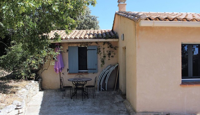 Country gîte at the foot of Mt Ventoux with view of Château du Barroux