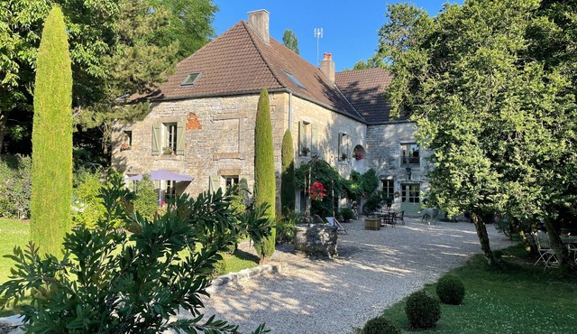 Country House “L’Instant Feutré” with Private Terrace, Garden, and Wi-Fi