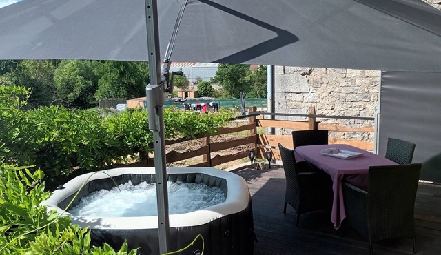 Country house with jacuzzi and pets allowed