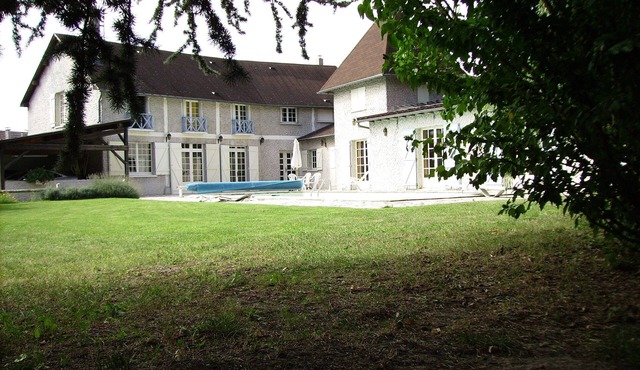 Country house with swimming pool, fitness, billiards, badminton, table tennis