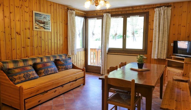 Cozy 2-Star Apt for 6 w/Mountain Views, Hiking & Ski Access